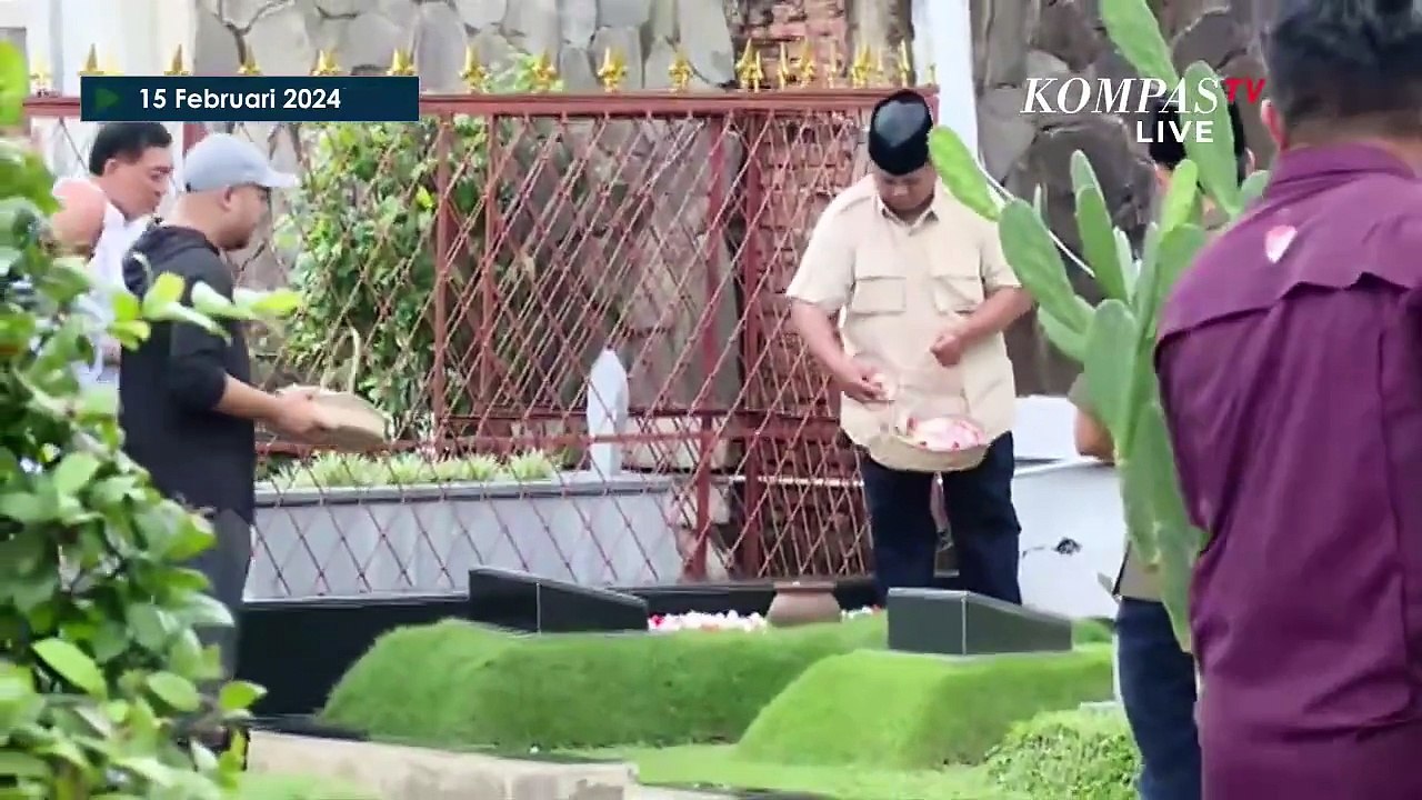 Momen Prabowo Ziarah ke Makam Sang Ayah di TPU...