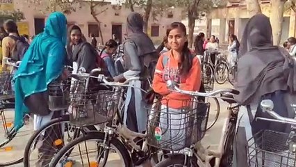 साइकिल पाकर खिल उठे 89 छात्राओं के चेहरे, देखें वीडियो
