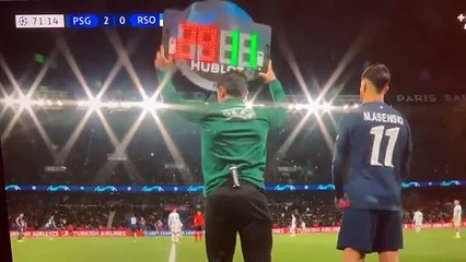 PSG - L'acclamation XXL du Parc des Princes lors de la sortie de Barcola