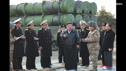 بالصور..  زعيم كوريا الشمالية يشرف على تجربة صاروخة جديدة
