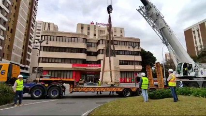 Así ha sido el momento en el que retiraban la estatua de Tiburcio Arnaiz, ubicada junto a El Corte Inglés de Málaga
