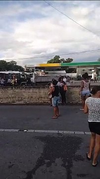 Moradores de Rio Largo fecham rodovia em protesto por falta de água