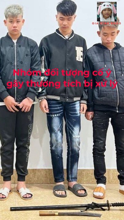Nhóm thanh niên hung hăng vác dao, kiếm đi chém người