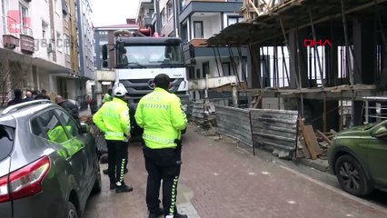 İnşaata beton dökülürken yan binanın duvarı delindi