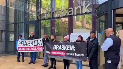 Moradores atingidos pelas atividades da Braskem em frente à Corte de Roterdã, na Holanda