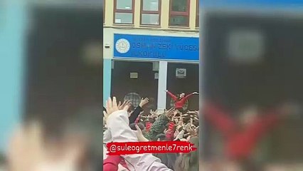 Öğrencileriyle dans eden öğretmen Şule sosyal medyanın gündeminde