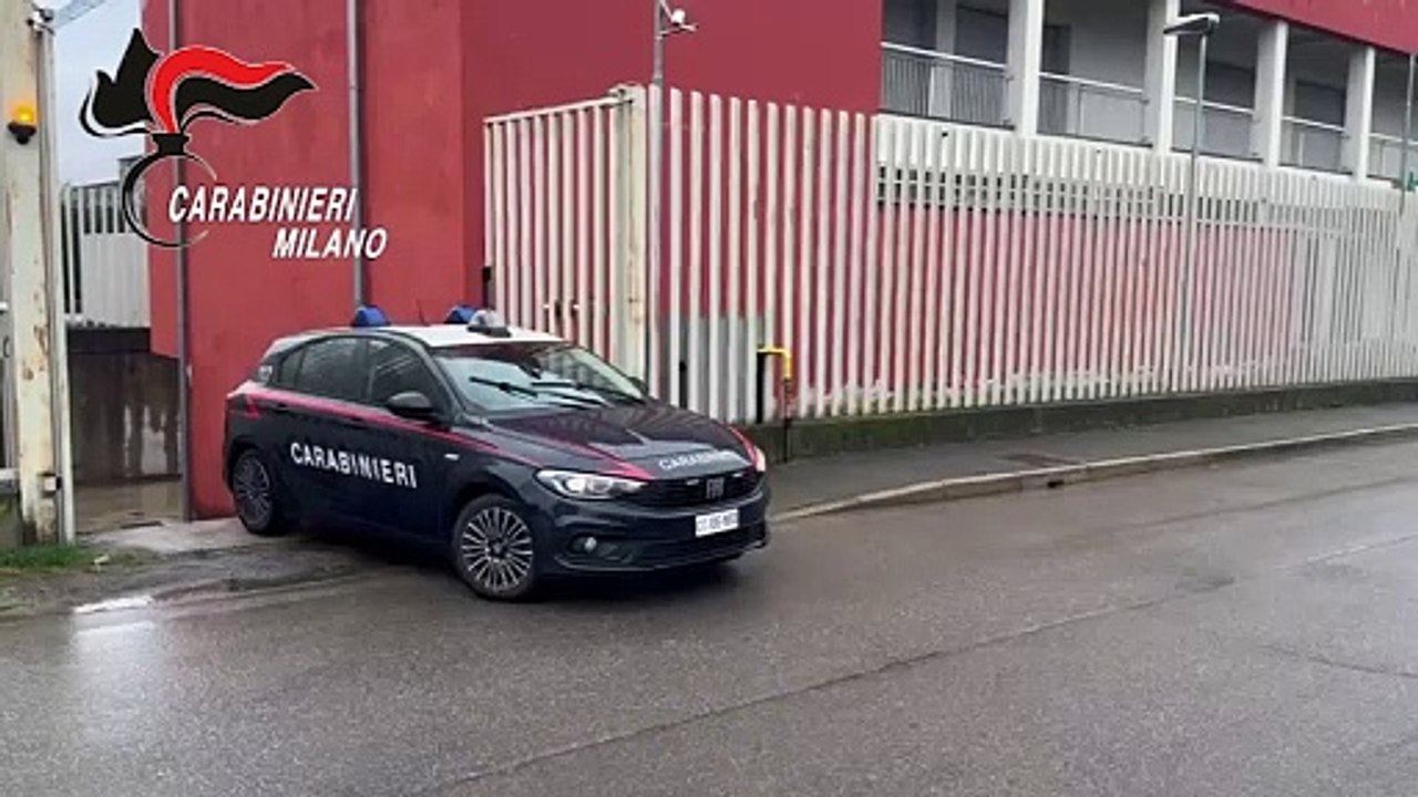 Picchiano un ragazzo in stazione e gli portano via le sneakers di marca: arrestati due 18enni