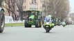 Una quincena de tractores protestan en la sede de Agricultura antes de la reunión de Planas y las asociaciones