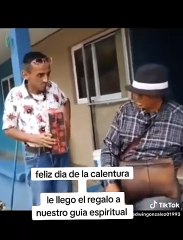 Apóstol 'Chago' se molesta por regalo de su admirador