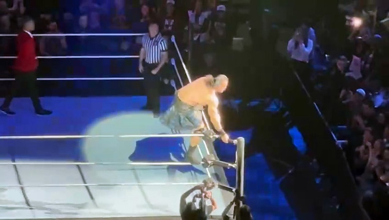 Drew McIntyre vs Seth Rollins Street Fight - WWE Live!!