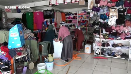 Antalya'yı sel vurunca fiyatları yarıya indiren esnafa akın ettiler