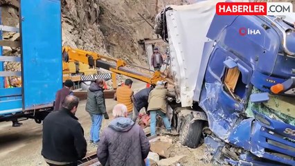 Artvin'de heyelan nedeniyle kapanan karayolu temizlendi