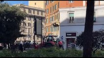 Protesta dei trattori, il passaggio in via Appia Nuova a Roma