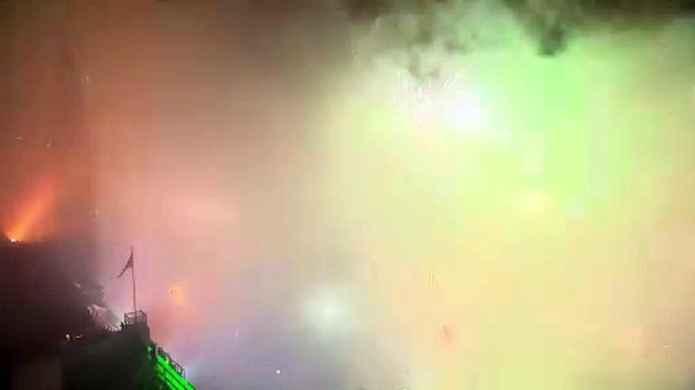 Rådhusklokkerne slår 12 i København og indhylles i fyrværkerirøg | Årsskifte fra 2021 til 2022 | DR