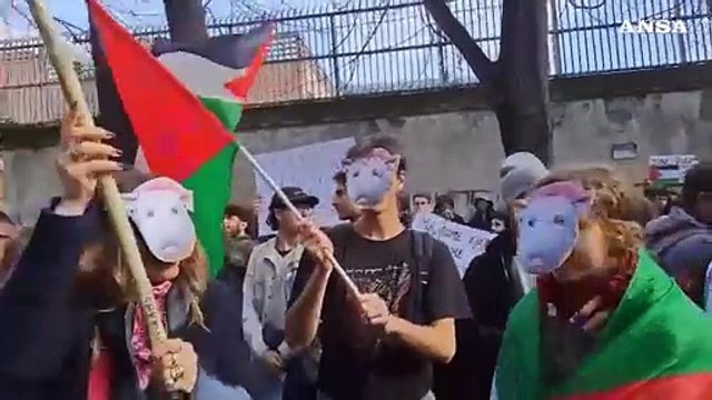 Ghali a Sanremo, manifestazione davanti alla sede Rai di Napoli