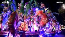 Carnevale, le scuole di samba danno spettacolo a Rio de Janeiro