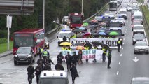 Más de un centenar de agricultores se han movilizado provocando cortes en la carretera de A Coruña