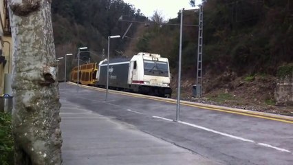 14-Renfe 253 con portacoches a su paso por las Caldas.