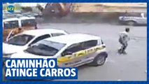 Caminhão perde controle e atinge carros em Ribeirão das Neves