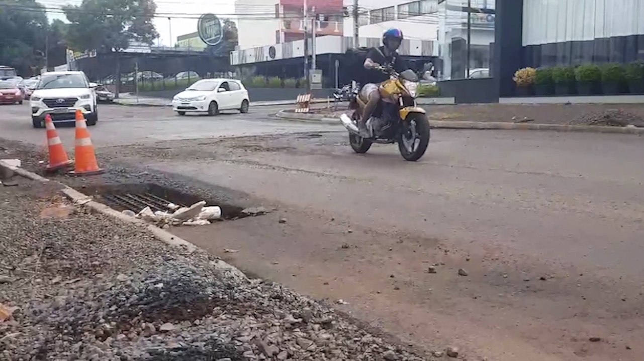 Buracos em obra de revitalização do asfalto na Rua Barão do Cerro Azul preocupam motoristas