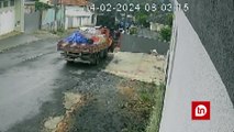 Mulher desce de caminhão e morre ao ser prensada contra muro; vídeo