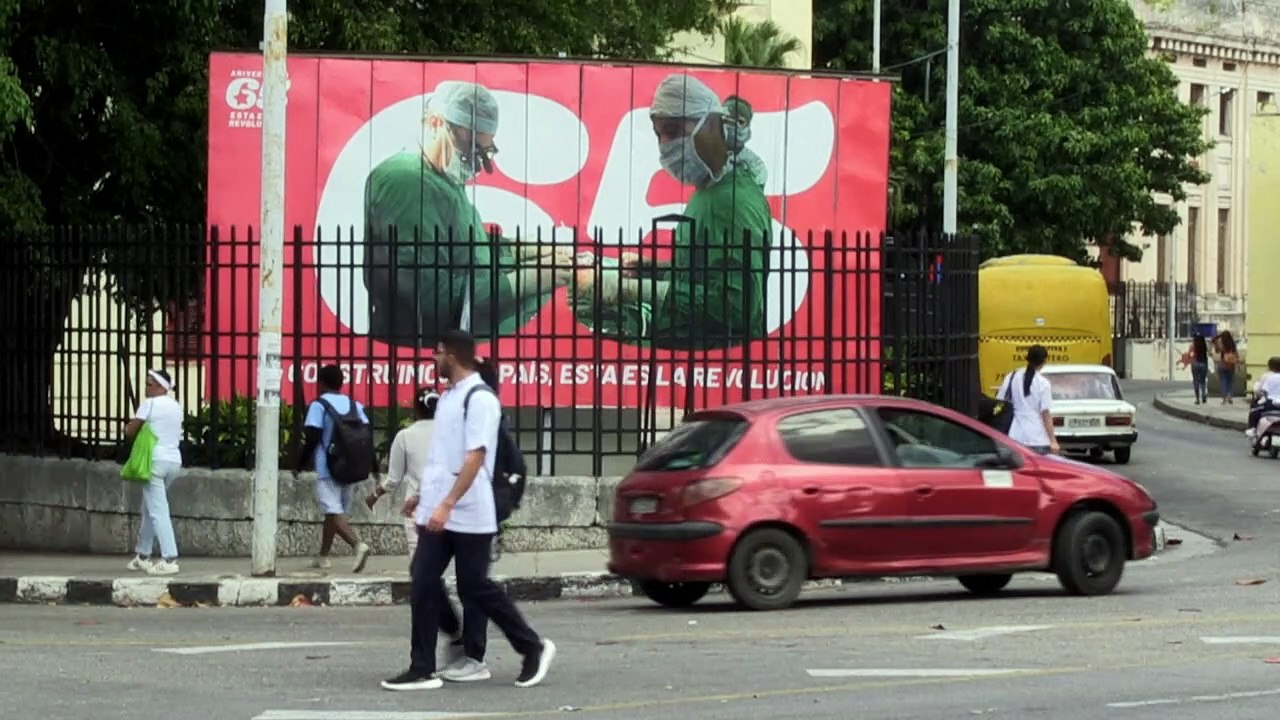 Cuba da estímulos salariales a médicos para retenerlos en hospitales