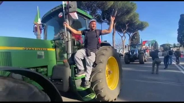 La sfilata degli 11 trattori al Circo Massimo a Roma