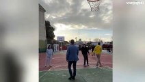 Pedro Sánchez y Besteiro juegan al baloncesto en plena campaña en Galicia