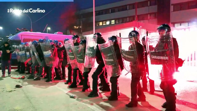Scontri e manganellate sotto la sede Rai di Bologna: il video