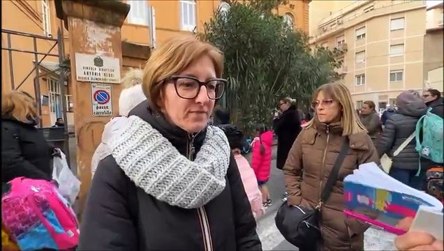 Scuola, la protesta a Livorno dei genitori dei bambini delle Benci : I nostri figli rischiano di essere investiti all'uscita