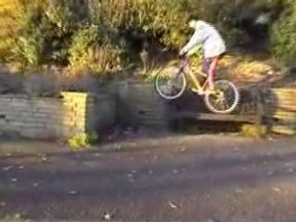 le trial !! impressionant ! gros con velo cross, crouté