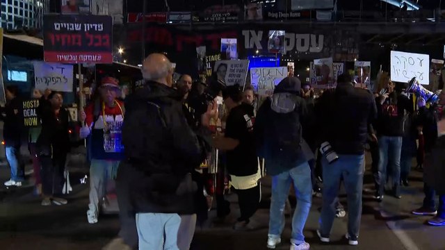 إسرائيليون يحتجون أمام وزارة الدفاع على تجميد نتنياهو مفاوضات تبادل الأسرى