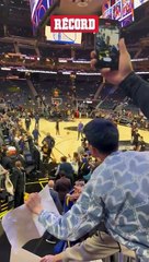 Stephen Curry realiza tiro imposible desde la entrada al túnel del vestuario