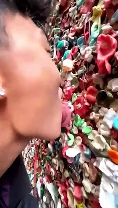 Un mur couvert de chewing-gums