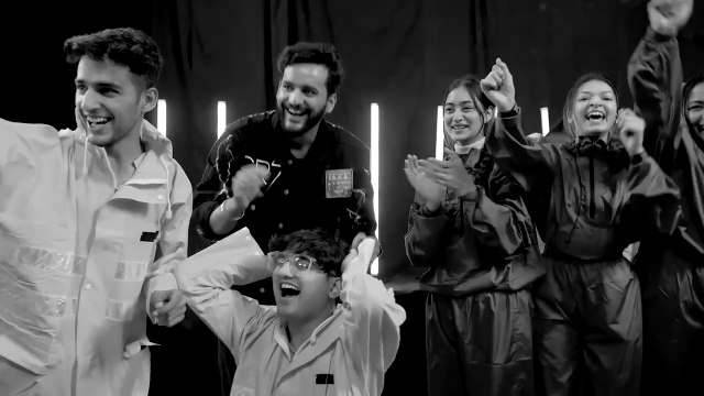 BOYS vs GIRLS - HOLE IN THE WALL CHALLENGE !!