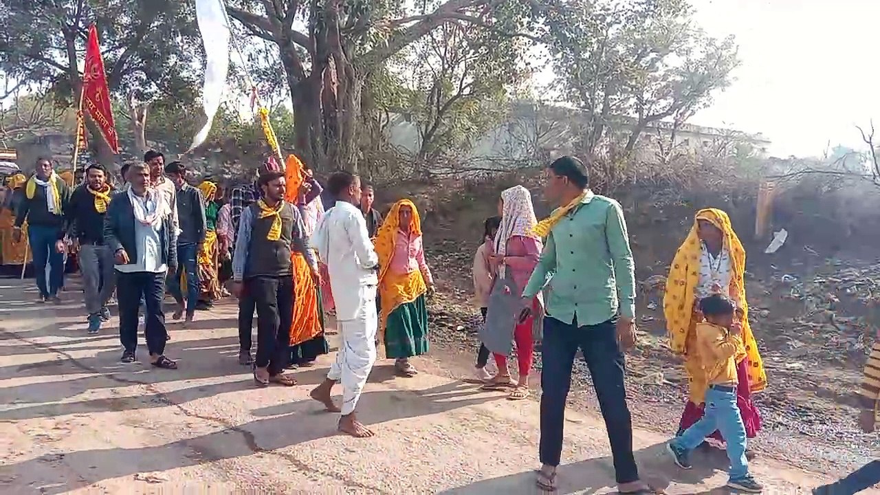 सकट से ध्वजा पूजन के साथ रवाना हुई छठी पदयात्रा