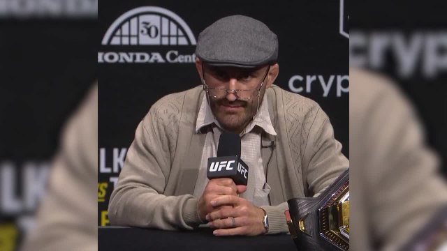 Topuria le roba el cinturón a Volkanovski durante la rueda de prensa previa a la pelea