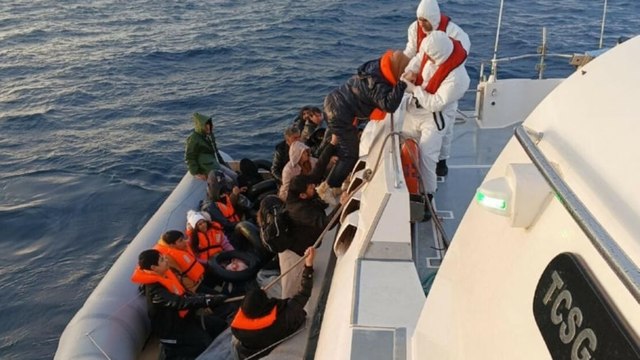Lastik botta sürüklenen 13’ü çocuk 24 kaçak göçmen kurtarıldı