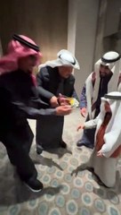 بحفاوة وضحك: رابح صقر يستقبل الابن الأصغر لمحمد عبده