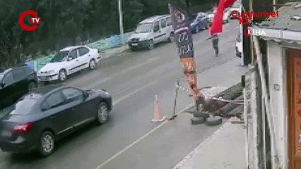 Yola çıkıp silahla araçları tehdit eden şahıs kamerada