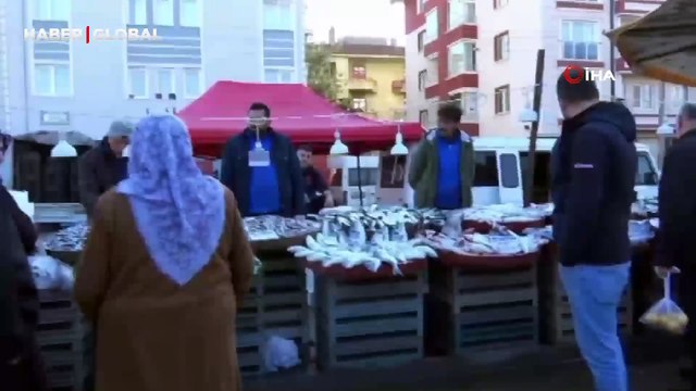 Ankaralı balıkçıdan ilginç hareketler: Balıkları çiğ çiğ yedi! Müşterilerine tazeliğini gösterdi