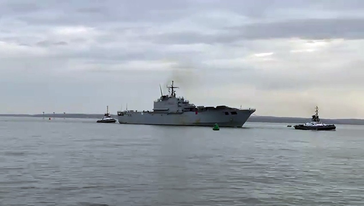 Royal Navy: Italian aircraft carrier Giuseppe Garibaldi enters Portsmouth Naval Base - Video by Toufel Ahmed