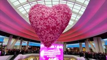 Un lacher de 55.000 ballons dans un centre commercial de Moscou... Dingue