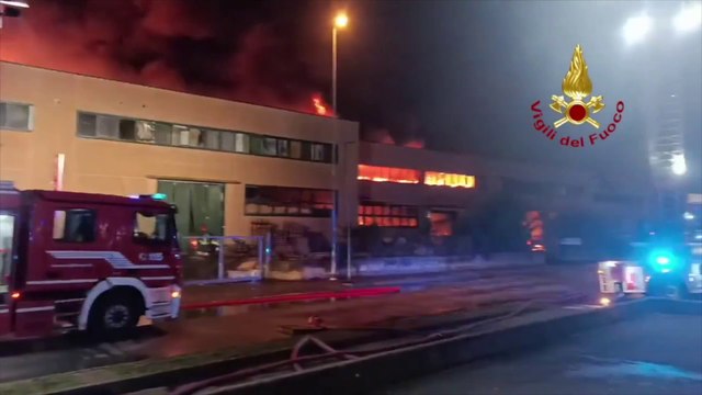 Brianza, in fiamme 4 capannoni. Nessuna persona coinvolta