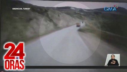 Truck, nakaligtas mula sa gumuhong lupa sa kalsada matapos agad na makaatras | 24 Oras