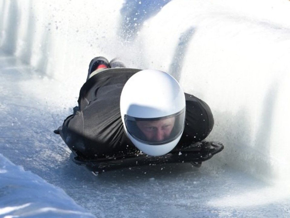 Prinz Harry düst mit Vollkaracho die Bobbahn runter