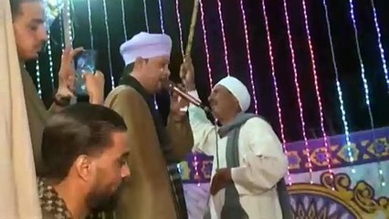 لحظة مؤثر لرجل يبكى فى الفرح