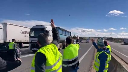 Los agricultores independientes ceden el paso a una ambulancia en el piquete de la A-6 en Benavente