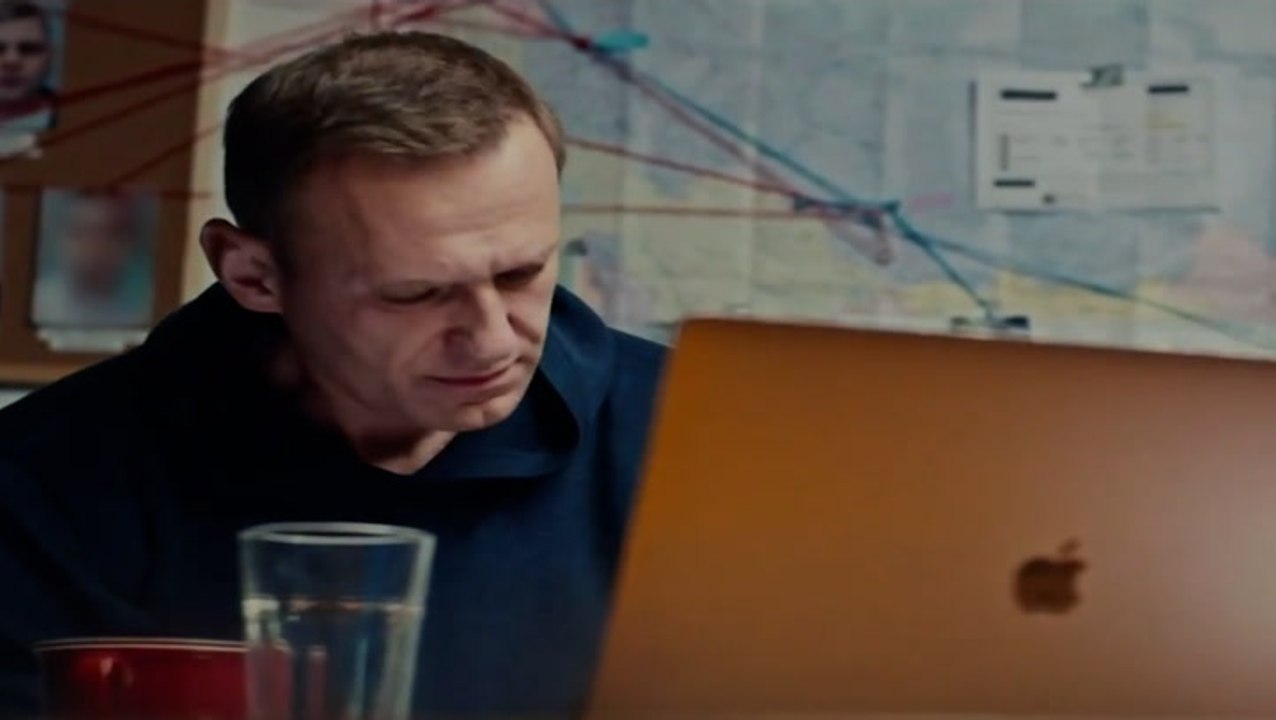 Alexei Navalny tricks Russian spy into revealing which item of clothing poisoned him in resurfaced clip