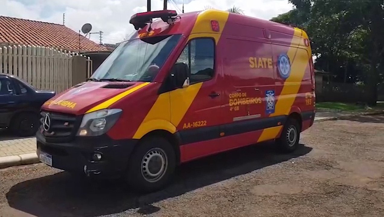 Homem é socorrido pelo Siate após cair da escada enquanto fazia reparos no telhado